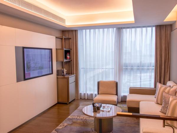 LN Dongfang Hotel Pazhou-Free Shuttle Buses and Registration Counter for Purchasing Agents during the Canton Fair : photo 7 de la chambre suite supérieure