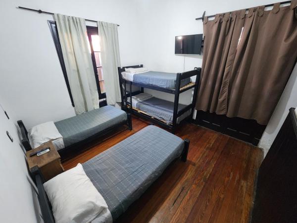 Rufino`s Guesthouse : photo 3 de la chambre chambre quadruple avec salle de bains