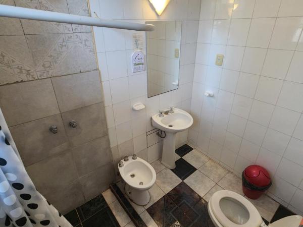 Rufino`s Guesthouse : photo 4 de la chambre chambre quadruple avec salle de bains