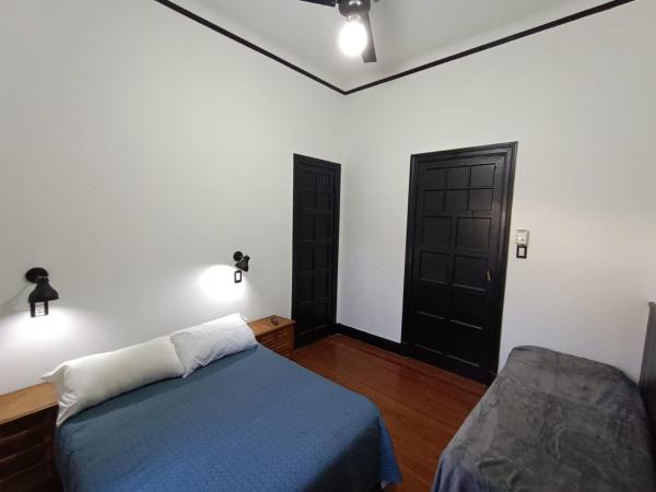 Rufino`s Guesthouse : photo 2 de la chambre chambre triple avec salle de bains privative