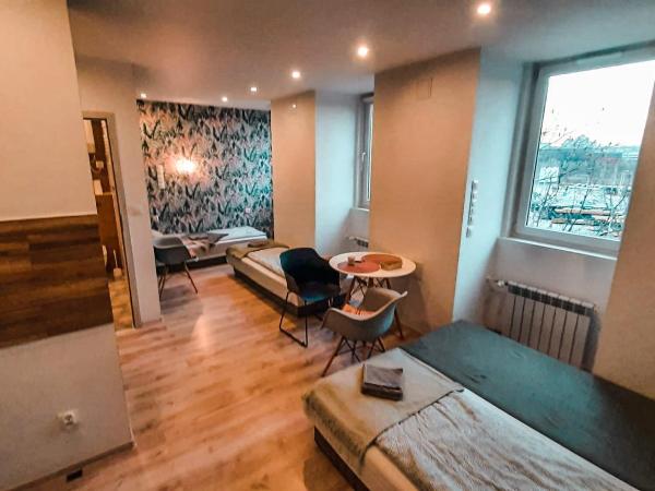 MDA Katowice Apartments : photo 1 de la chambre chambre quadruple avec salle de bains privative