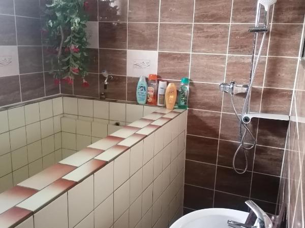 pension Kalik : photo 4 de la chambre chambre quadruple avec salle de bains privative