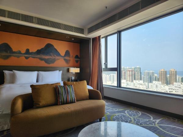 Crowne Plaza Hong Kong Kowloon East, an IHG Hotel : photo 9 de la chambre suite 1 chambre lit king-size avec vue sur le jardin