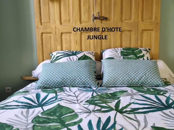 gites du mas Donat : photo 5 de la chambre chambre double - vue sur jardin