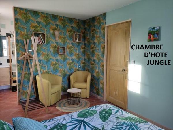 gites du mas Donat : photo 7 de la chambre chambre double - vue sur jardin