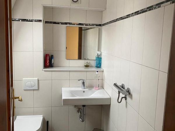 Zimmervermietung Abir : photo 3 de la chambre chambre lits jumeaux avec salle de bains privative