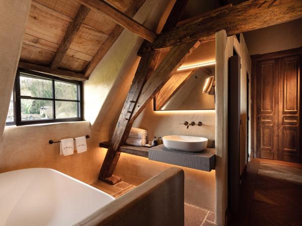 La Ferme Saint Simeon Spa - Relais & Chateaux : photo 1 de la chambre suite junior rénovée avec douche et baignoire de balnéothérapie