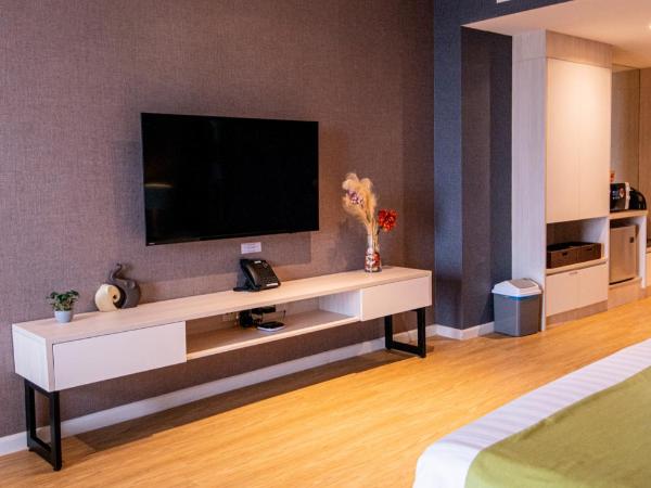 The Aru Hotel at Aru Suites : photo 10 de la chambre chambre de luxe avec vue sur la mer