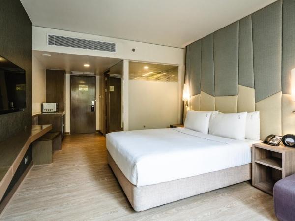Holiday Inn Express Bangkok Sukhumvit 11, an IHG Hotel : photo 6 de la chambre chambre lit queen-size standard avec balcon - accessible aux personnes à mobilité réduite