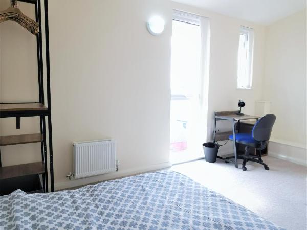Private Bedroom - Shared Kitchen - Free Parking - Close to MCR city centre : photo 4 de la chambre chambre double avec salle de bains commune