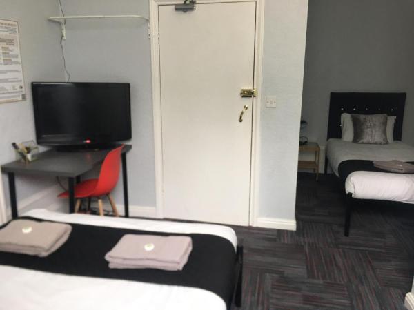 Queens Guesthouse Manchester : photo 3 de la chambre chambre triple avec salle de bains privative