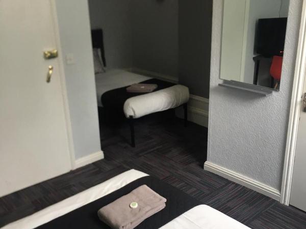 Queens Guesthouse Manchester : photo 2 de la chambre chambre triple avec salle de bains privative