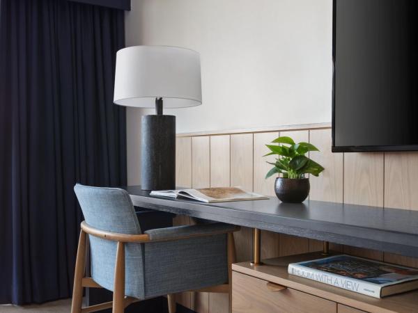 Marina del Rey Marriott : photo 4 de la chambre chambre lit king-size - vue sur ville