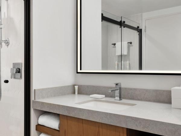 Marina del Rey Marriott : photo 5 de la chambre chambre lit king-size - vue sur ville