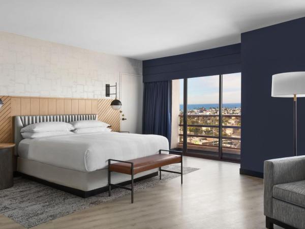 Marina del Rey Marriott : photo 1 de la chambre grande chambre lit king-size avec vue sur la ville