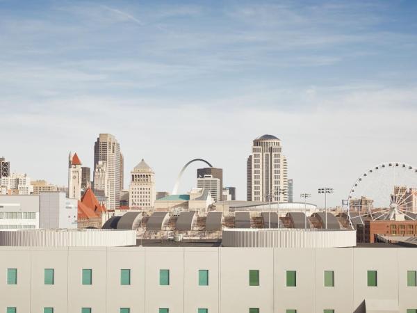 Courtyard by Marriott St. Louis Downtown West : photo 4 de la chambre chambre lit king-size deluxe avec canapé-lit et vue