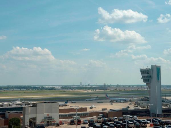 Philadelphia Airport Marriott : photo 5 de la chambre double room with two double beds and airport view