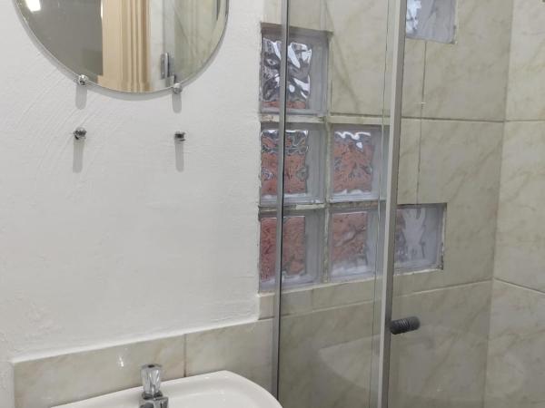 Hospedaria Dom Pedro - 500m do metrô : photo 2 de la chambre chambre double avec salle de bains privative