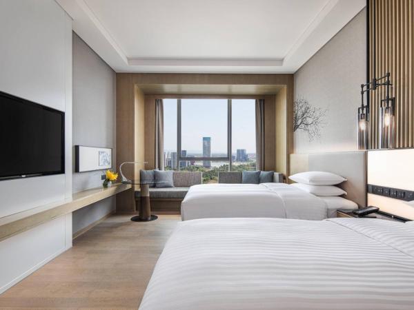 Courtyard by Marriott Chengdu South : photo 2 de la chambre executive, executive level, guest room, 2 double, city view