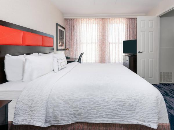 Fairfield Inn & Suites by Marriott Atlanta Downtown : photo 1 de la chambre suite lit king-size avec canapé-lit et salon