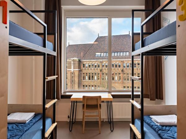 Stayokay Hostel Utrecht Centrum : photo 5 de la chambre chambre quadruple avec salle de bains privative et douche