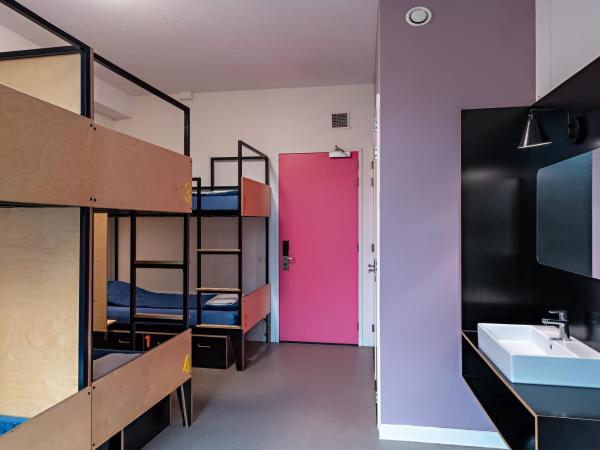 Stayokay Hostel Utrecht Centrum : photo 7 de la chambre chambre 6 personnes avec salle de bains privative et douche