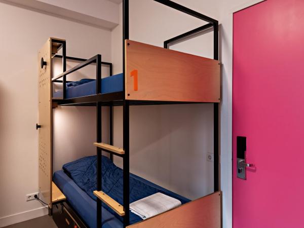 Stayokay Hostel Utrecht Centrum : photo 4 de la chambre hébergement lits jumeaux Économique avec lits superposés et salle de bains privative avec douche
