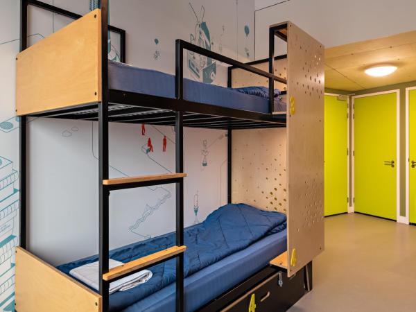Stayokay Hostel Utrecht Centrum : photo 2 de la chambre hébergement lits jumeaux Économique avec lits superposés et salle de bains privative avec douche