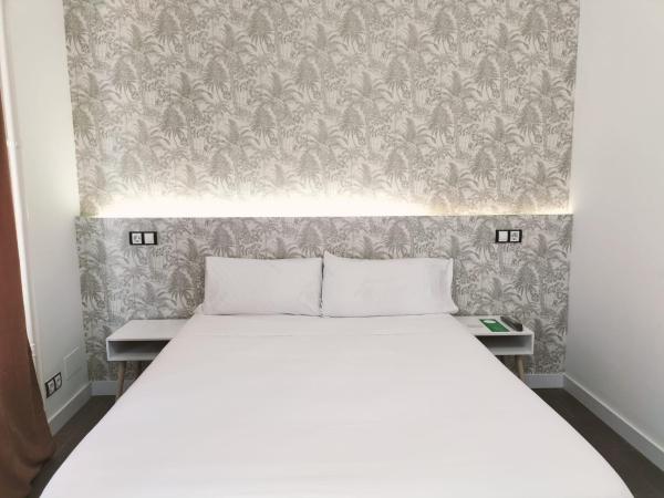 Hostal Gonzala by gaiarooms : photo 8 de la chambre chambre familiale avec terrasse