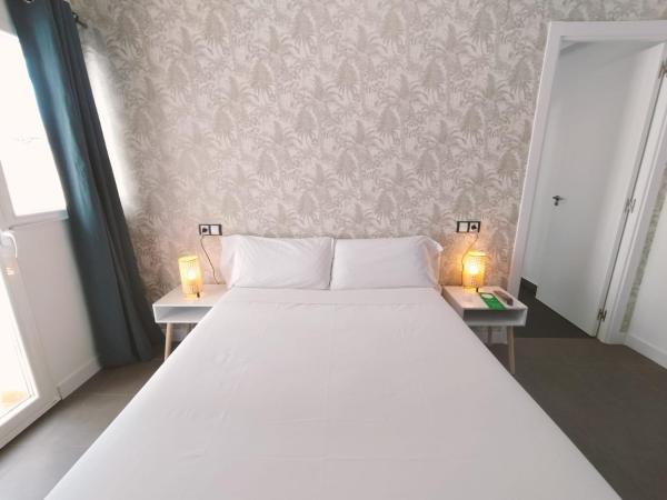 Hostal Gonzala by gaiarooms : photo 6 de la chambre chambre double avec balcon