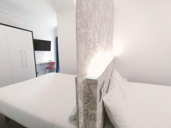 Hostal Gonzala by gaiarooms : photo 2 de la chambre chambre double avec balcon