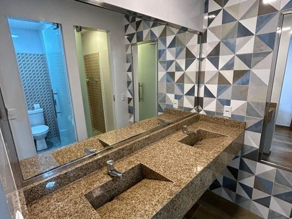 Bahia Pelô Hostel : photo 1 de la chambre suite familiale avec balcon