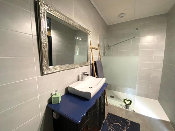 Ô Clair de Lune Chambres d'hôtes climatisées à Sarlat - parking privé - piscine chauffée - espace bien-être Jacuzzi et massages : photo 5 de la chambre chambre double confort avec salle de bains privative