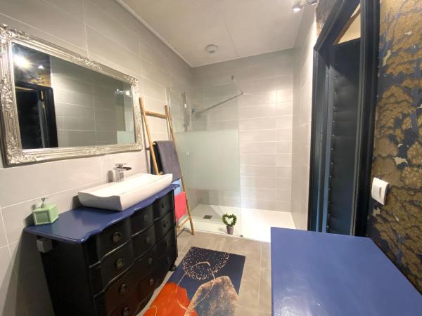 Ô Clair de Lune Chambres d'hôtes climatisées à Sarlat - parking privé - piscine chauffée - espace bien-être Jacuzzi et massages : photo 6 de la chambre chambre double confort avec salle de bains privative