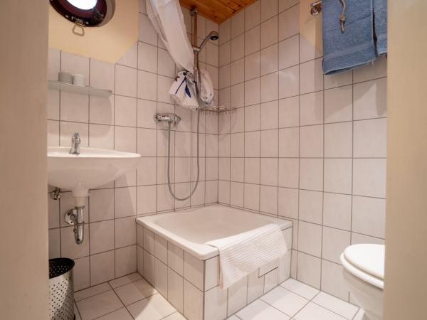 Küstenmotorschiff Aventura : photo 4 de la chambre chambre double avec salle de bains privative