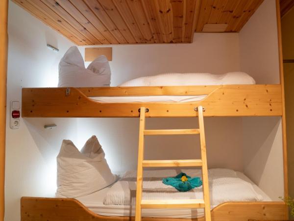 Küstenmotorschiff Aventura : photo 2 de la chambre chambre double avec salle de bains privative