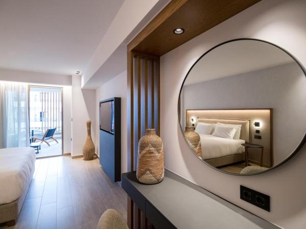 AKASHA Beach Hotel & Spa : photo 1 de la chambre hébergement chic urbain avec bain à remous extérieur - vue sur ville