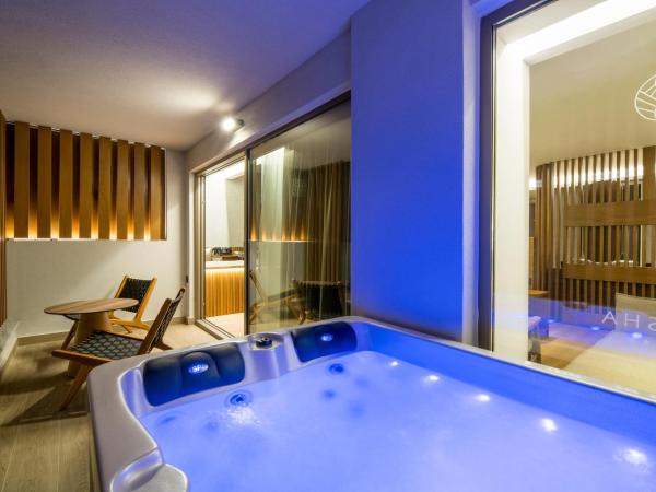 AKASHA Beach Hotel & Spa : photo 1 de la chambre suite junior somptueuse avec bain à remous extérieur