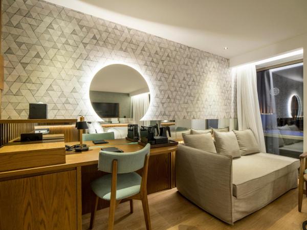 AKASHA Beach Hotel & Spa : photo 4 de la chambre suite junior somptueuse avec bain à remous extérieur