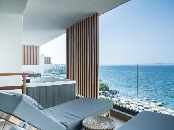 AKASHA Beach Hotel & Spa : photo 10 de la chambre suite somptueuse avec bain à remous extérieur