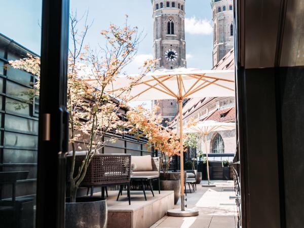 DO & CO Hotel München : photo 9 de la chambre suite avec terrasse