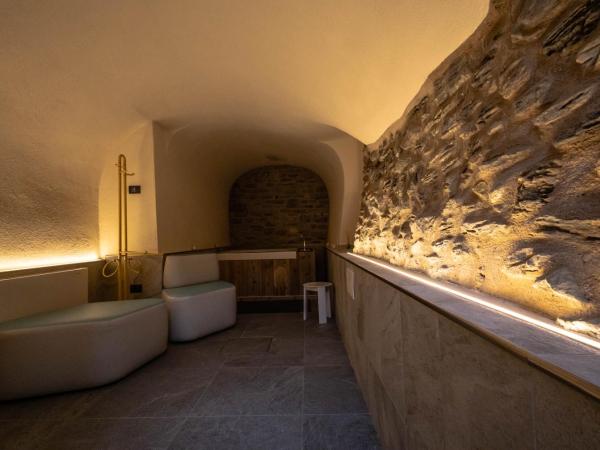 Les Plaisirs d'Antan : photo 10 de la chambre suite lit queen-size avec baignoire spa