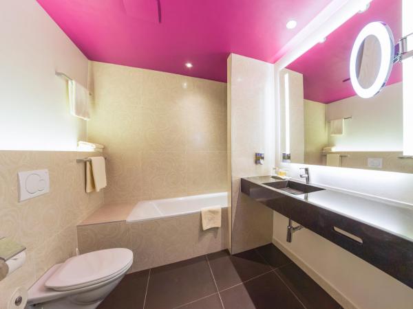 Der Wilhelmshof : photo 5 de la chambre chambre triple deluxe avec vue sur jardin