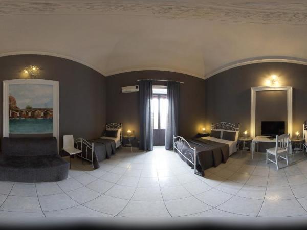 Hotel Biscari : photo 10 de la chambre chambre quadruple avec balcon