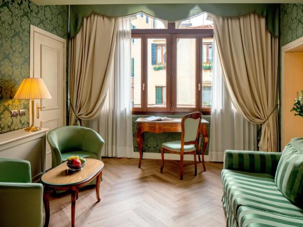 Maison Venezia | UNA Esperienze : photo 4 de la chambre suite avec canapé-lit et vue