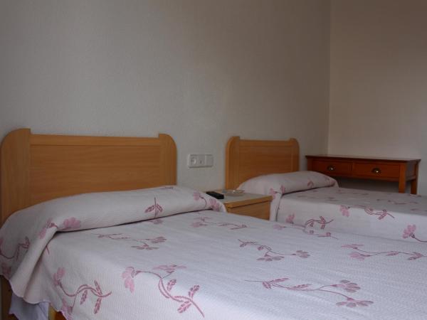 Hostal Casanova : photo 6 de la chambre chambre lits jumeaux