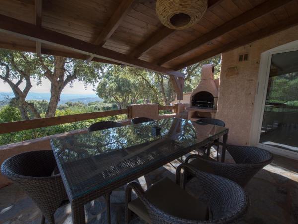 Hotel Les Hauts de Porto-Vecchio : photo 9 de la chambre villa standard avec terrasse (6 adultes) - vue sur mer