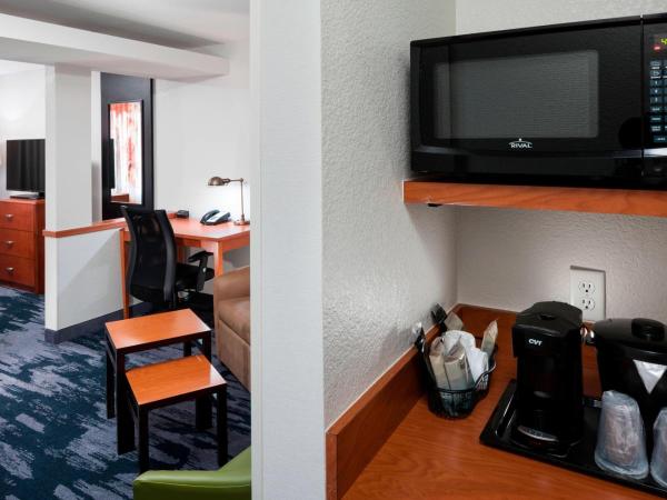 Fairfield Inn & Suites by Marriott Austin Parmer Tech Ridge : photo 3 de la chambre suite lit king-size avec canapé-lit