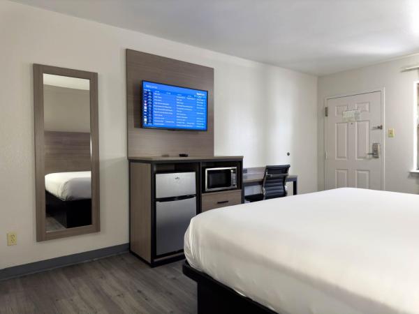 Americas Best Value Inn Austin : photo 4 de la chambre chambre lit king-size - non-fumeurs