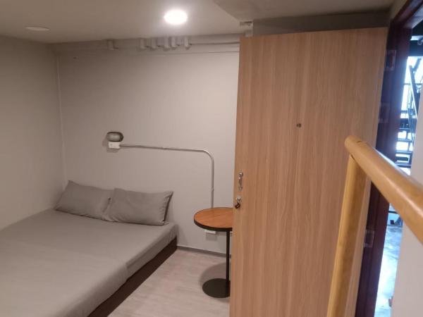 BED STATION Hostel Khaosan : photo 1 de la chambre chambre double avec salle de bains privative